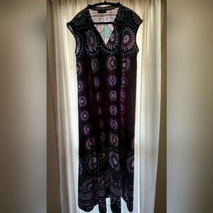 Attractive, sleeveless Maxi.